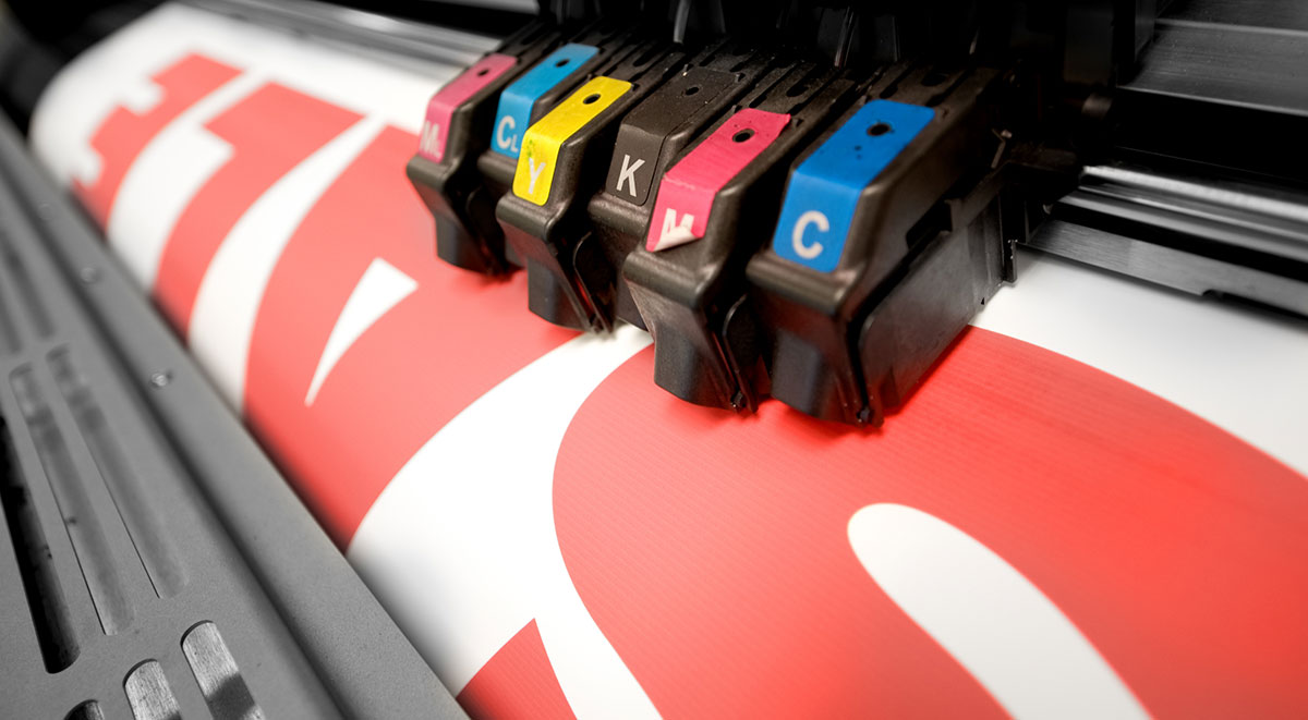 Digital inkjet printer, printing a large-format banner.